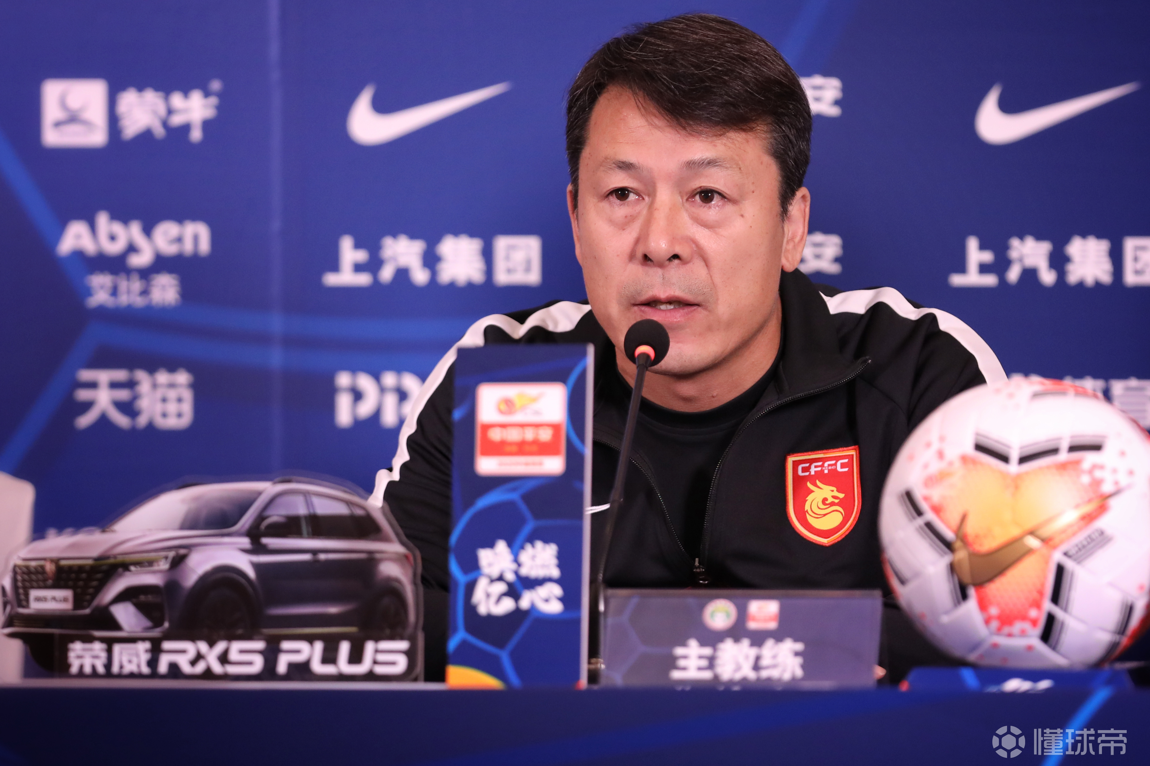 今天下午,河北华夏幸福助理教练黄庆良携球员尹鸿博.