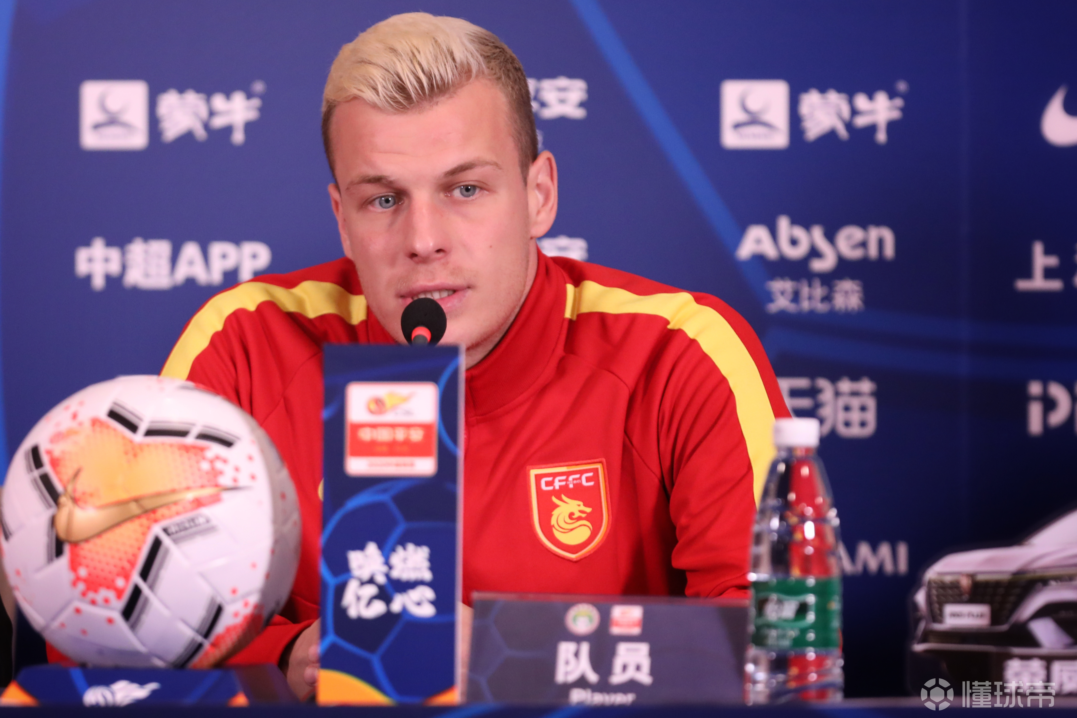 今天下午河北华夏幸福主教练谢峰携球员梅米舍维奇