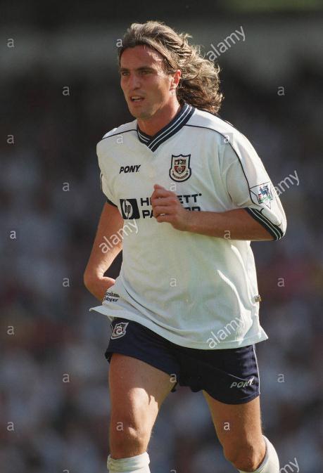 1998年赛季开始后,吉诺拉换上了全新的nike水星蓝黑配色球鞋,这款鞋是