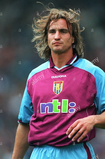 01-02赛季,吉诺拉和格里高利的矛盾已经不可调和,吉诺拉一直被安排在