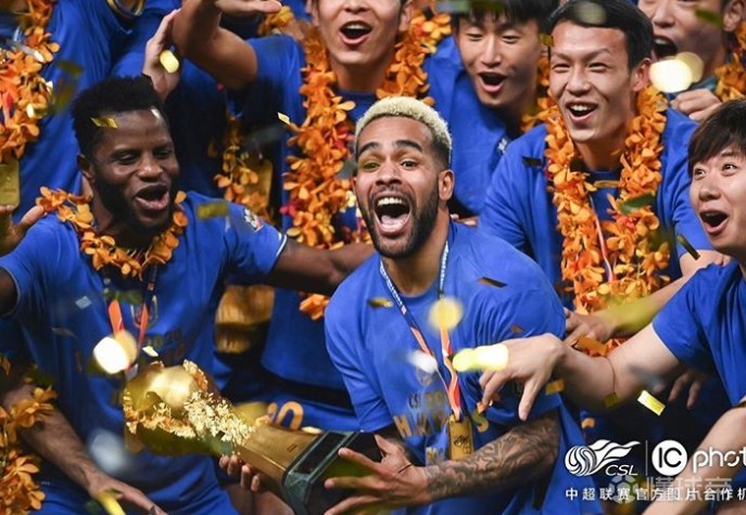 新王加冕特谢拉晒头戴王冠照片庆祝冠军