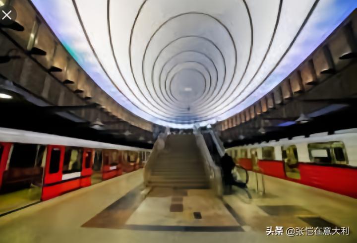 那不勒斯自封欧洲最美地铁站外形像球场世界首次圆顶设计