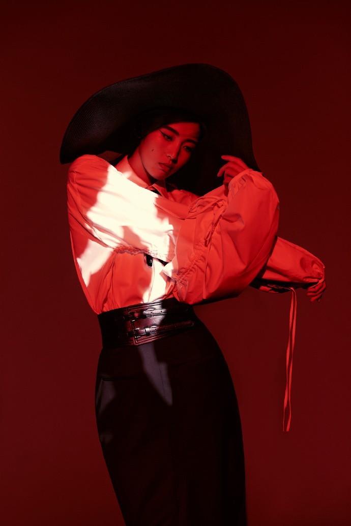 赵丽娜拍摄时尚大片,长腿蜂腰摩登女郎范儿