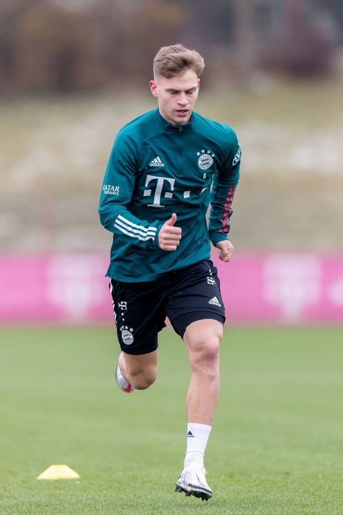 基米希今日单独与教练进行恢复工作,并进行了有球训练