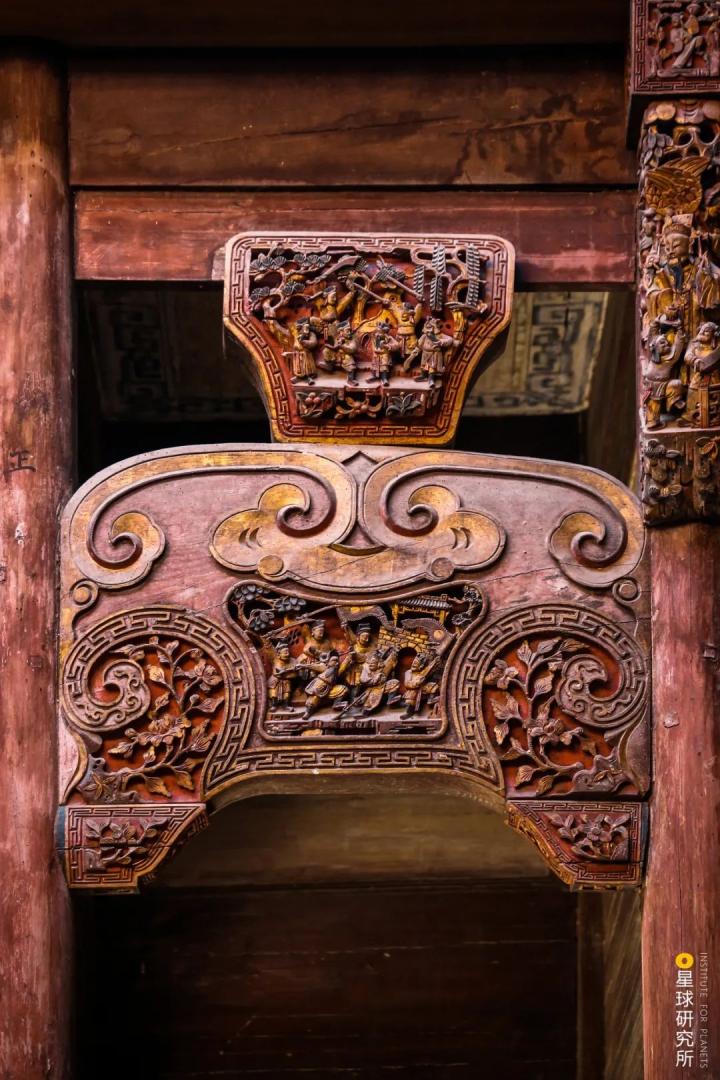 雕刻流云飞卷比如更是一绝室内的木雕装饰等石雕也是精雕细琢门楼两旁