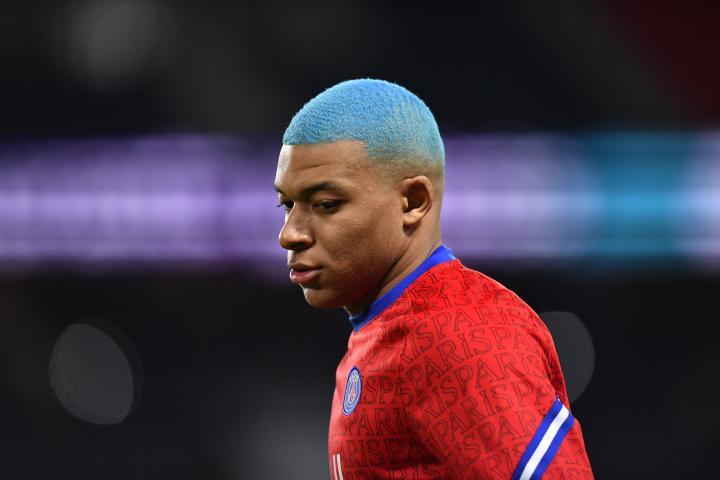 超人配色姆巴佩头顶蓝发亮相王子公园球场