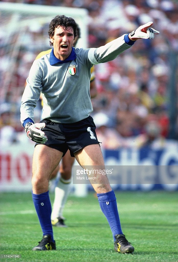 是意大利队,而他们的队长也是历史上最高龄的冠军队长,那就是迪诺佐夫