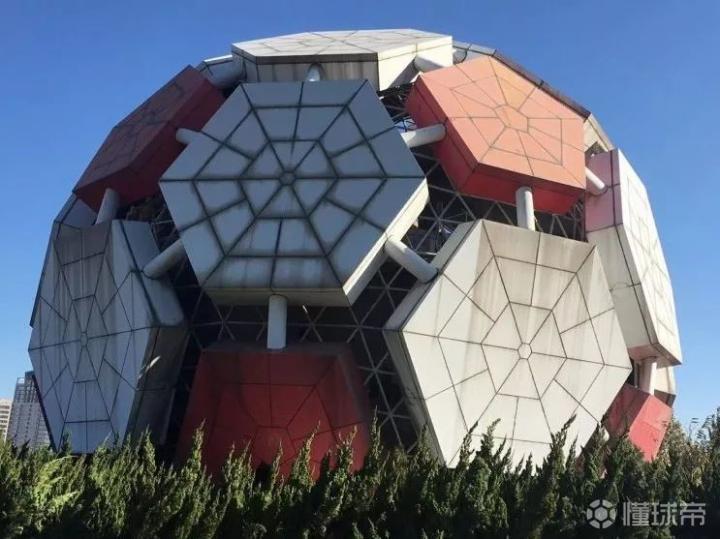 大连劳动公园地标大足球突发火情,起火原因暂不详