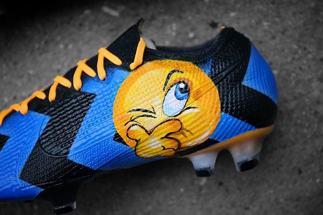 布罗佐维奇上脚涂鸦定制款足球鞋