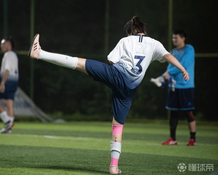 女球迷采访多特球迷阿尔维珂她是国家一级足球运动员