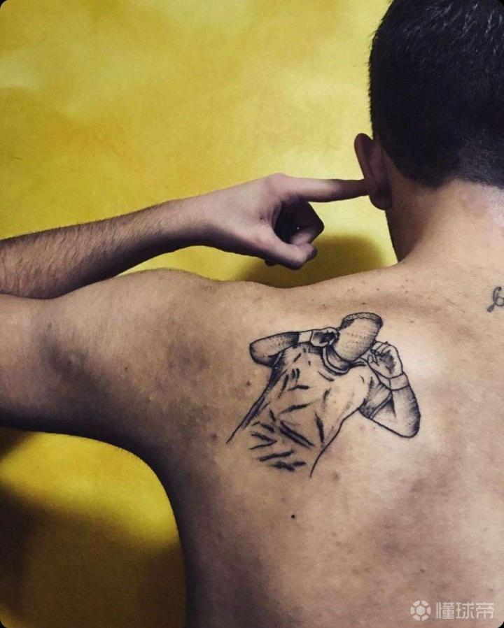 德佩展示后背纹身图案是他的标志性庆祝动作嘿嘿