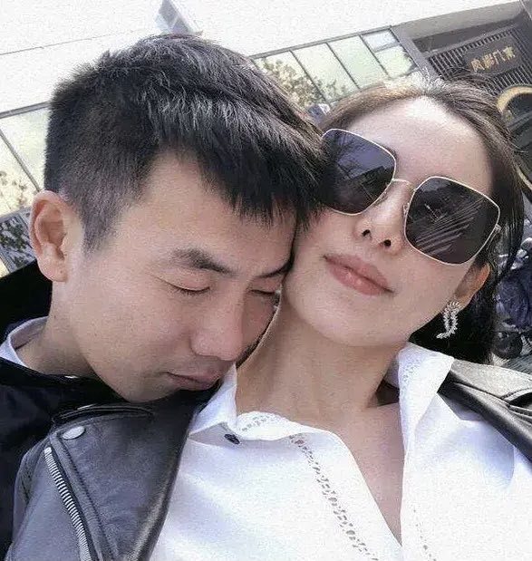 【中国男足运动员"富豪娇妻"排行榜】5,王大雷 .