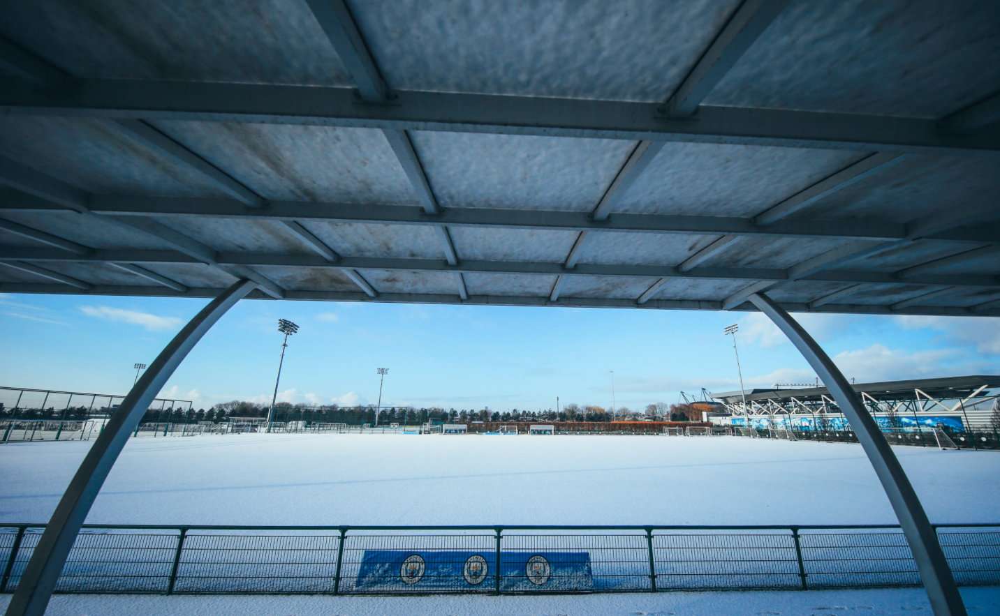 下雪后的伊蒂哈德球场美不胜收流鼻血