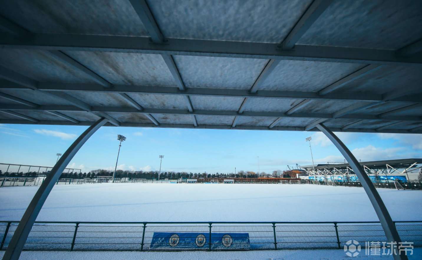 下雪后的伊蒂哈德球场美不胜收流鼻血
