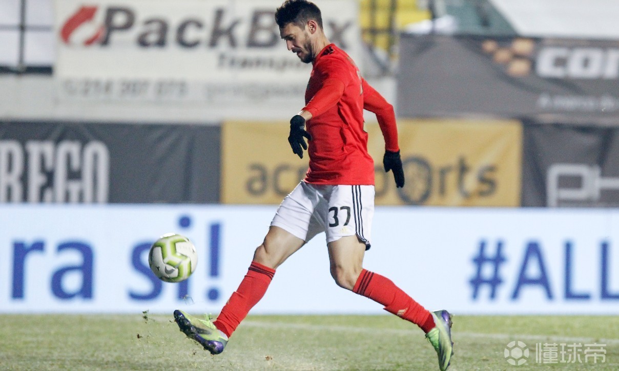 官方本菲卡与前锋法昆多费雷拉解约