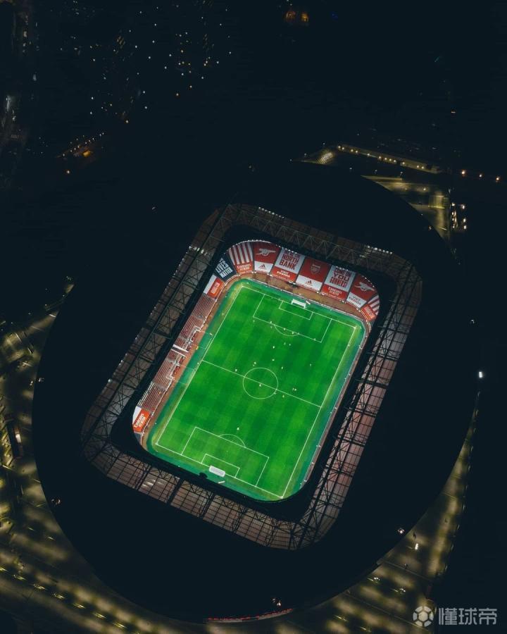夜幕下的酋长球场摄影pitchside