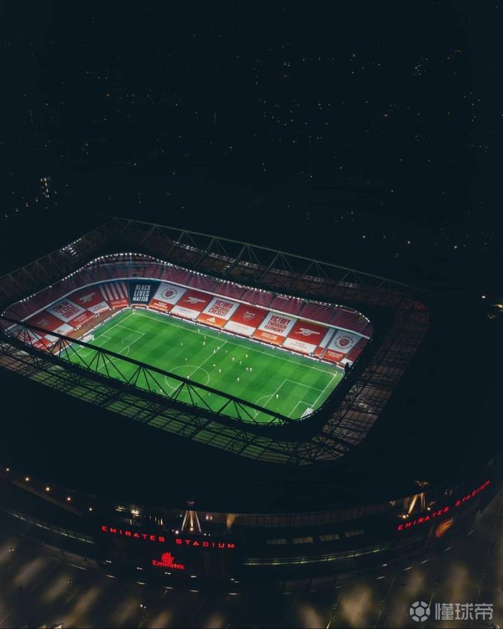 夜幕下的酋长球场摄影pitchside