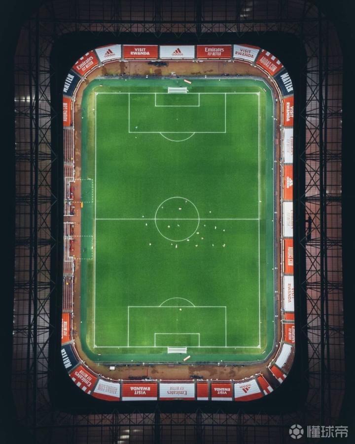 夜幕下的酋长球场摄影pitchside