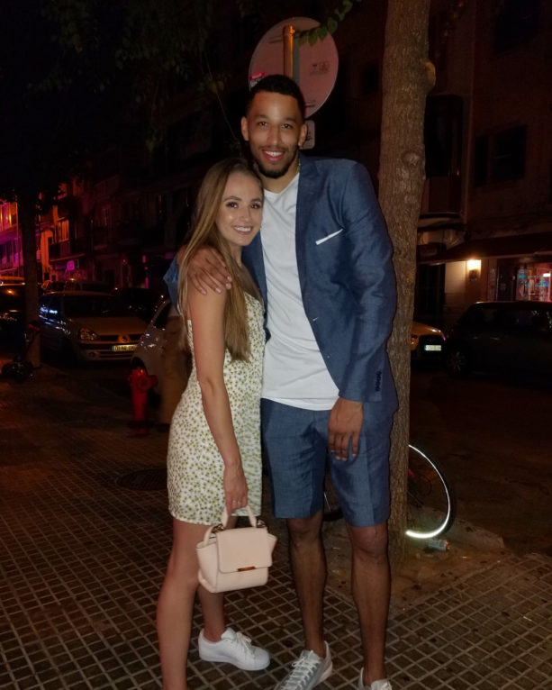 雷霆防守悍将养伤时收获爱情,罗伯森和2k女神瑞秋令人羡慕