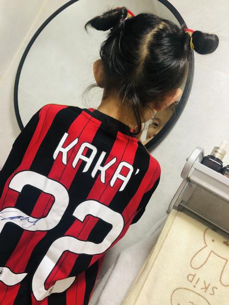 至今女儿还穿着卡卡的签名球衣