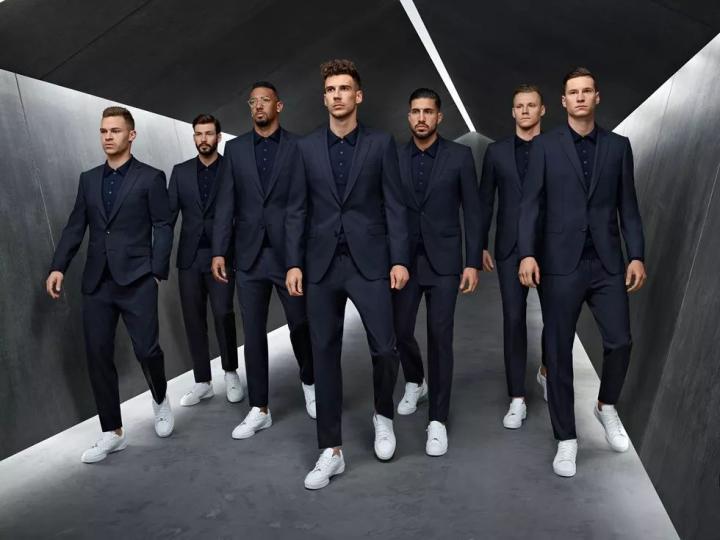 【老脸小将】俄罗斯世界杯的德国队西装,有的人照片.