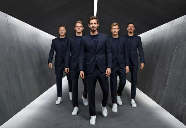 【老脸小将】俄罗斯世界杯的德国队西装,有的人照片.