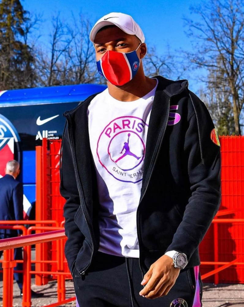 姆巴佩最新潮流照这波穿搭你给几分