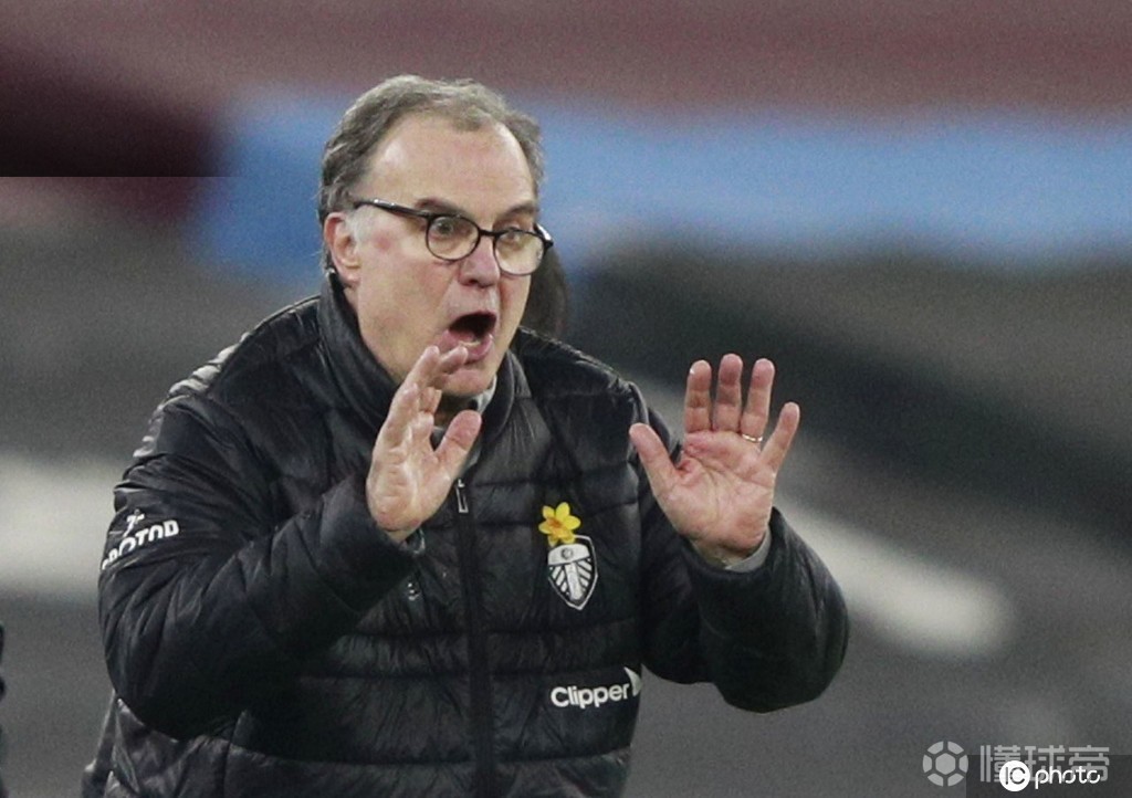 利兹联主帅贝尔萨在接受采访时坦言自己没学过英语,要向那些不得不听