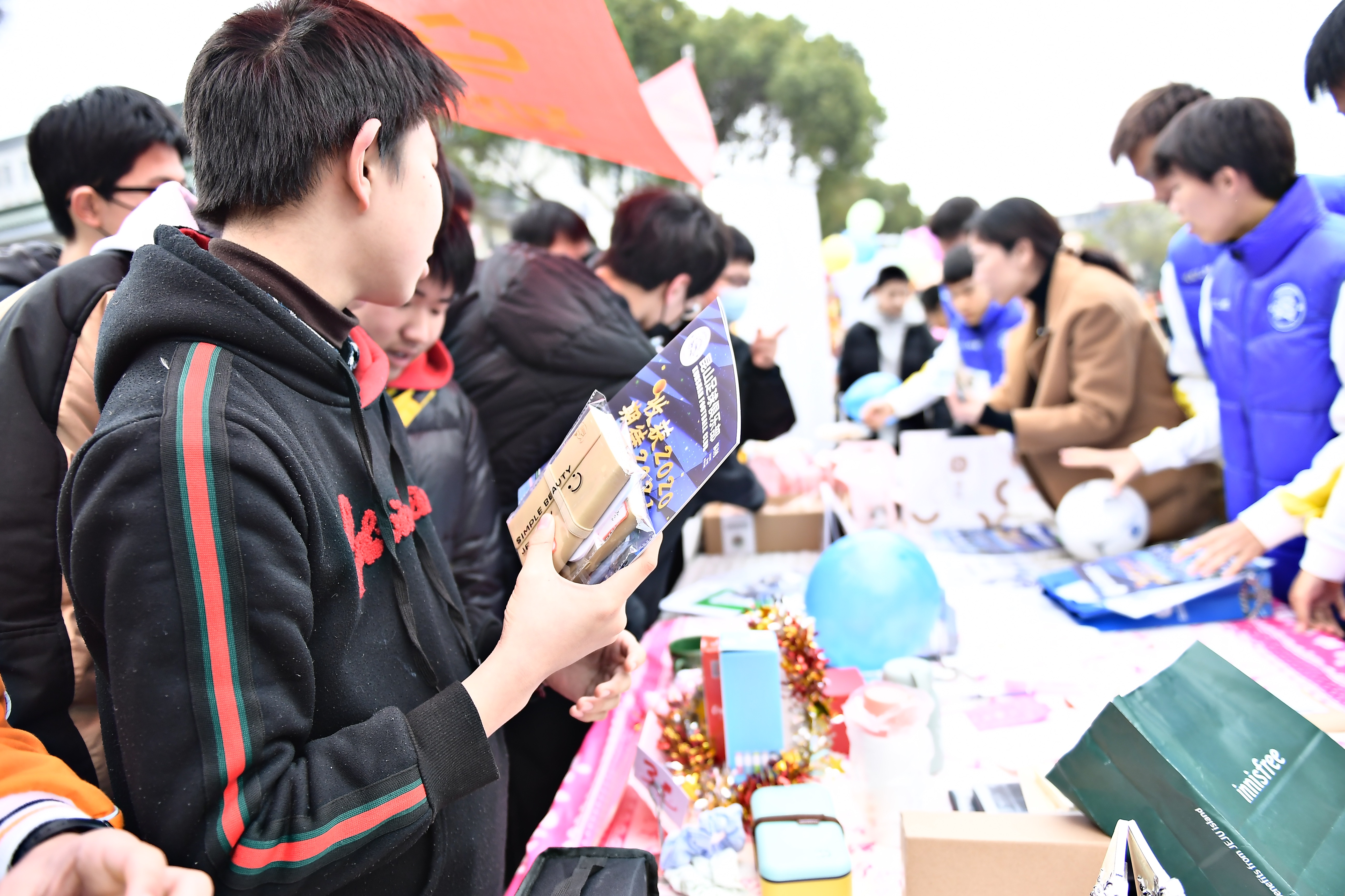 崑山足球俱樂部的隊員們走進崑山葛江中學參與了愛心義賣活動,在獻