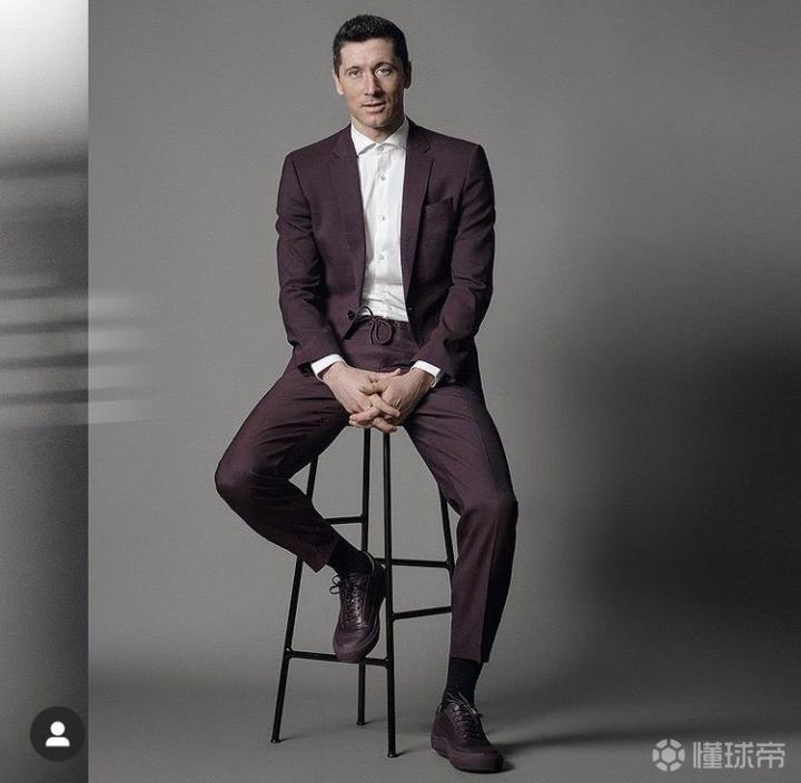 来一波莱万帅照|懂球帝