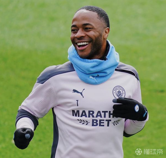 斯特林最新晒照他给图片的配文只有两个表情咧