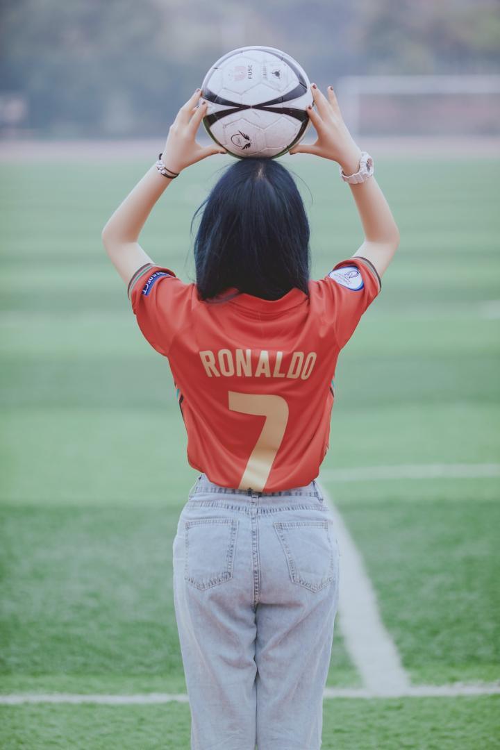 你会喜欢踢足球的女生吗?