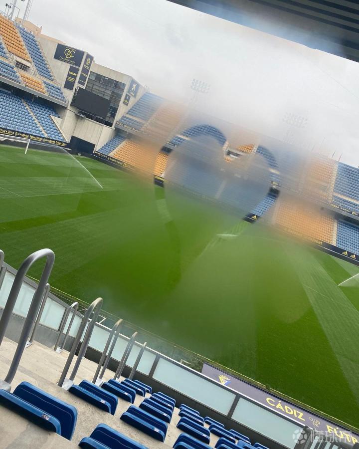 在卡兰萨球场画个心心给你