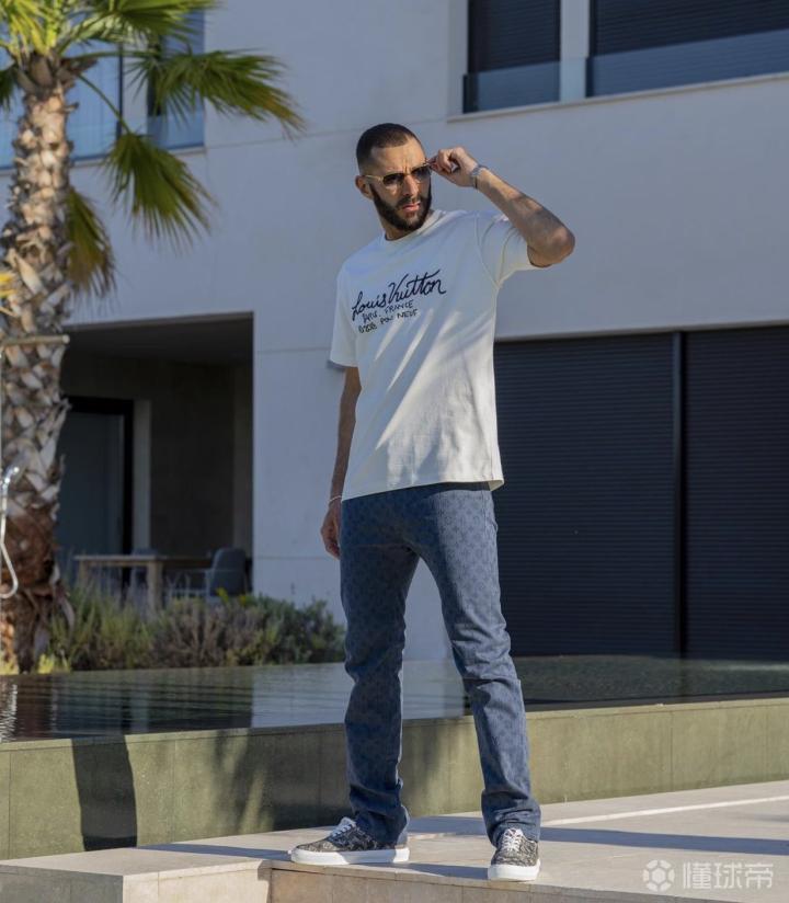 滴午间生活资讯球坛众星穿搭本泽马篇