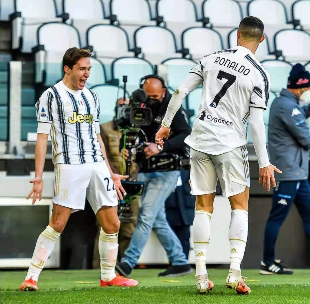 小基耶萨c罗激励着我忍不住想要学他的庆祝动作