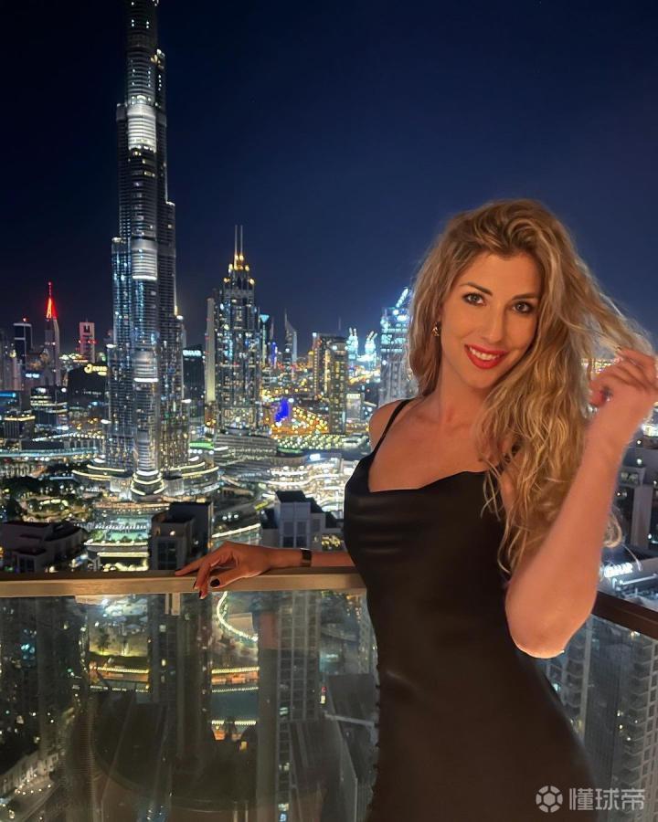 索娜-里弗是匈牙利著名的成人女星,她身材丰腴,体态妖娆,曼妙的曲线令