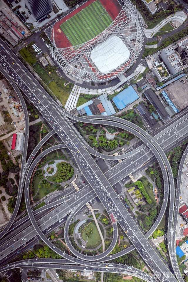 位于上海中环共和新路立交桥与静安体育中心67