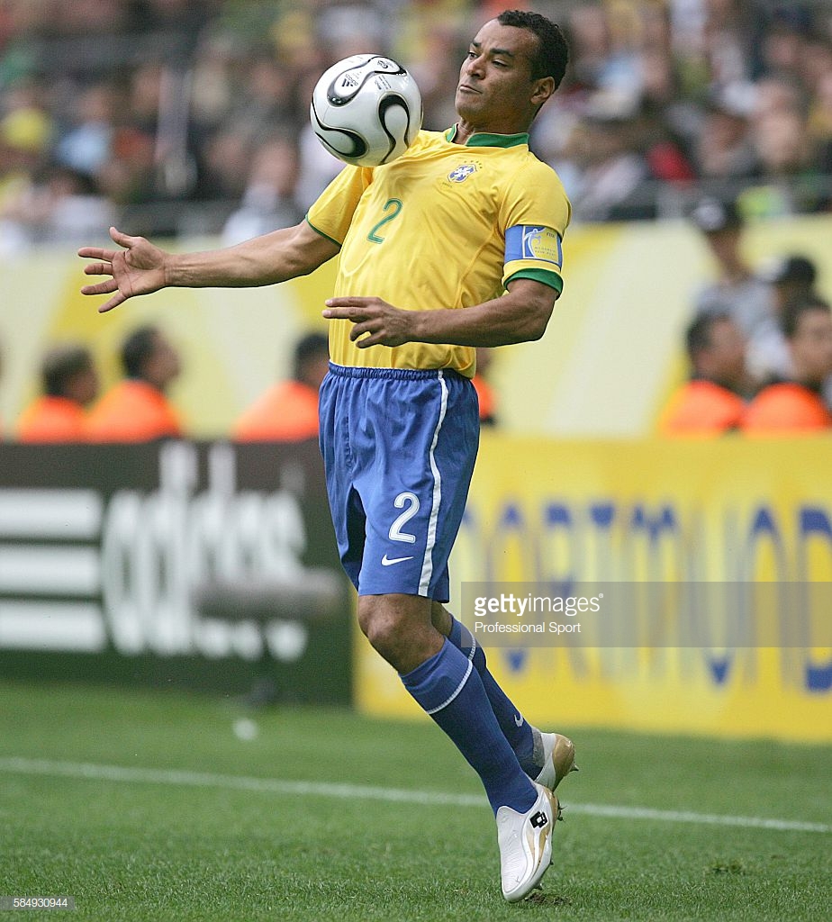 的足球鞋,比起adidas的ace 16 早了十年,所以乐途是才无带球鞋的鼻祖