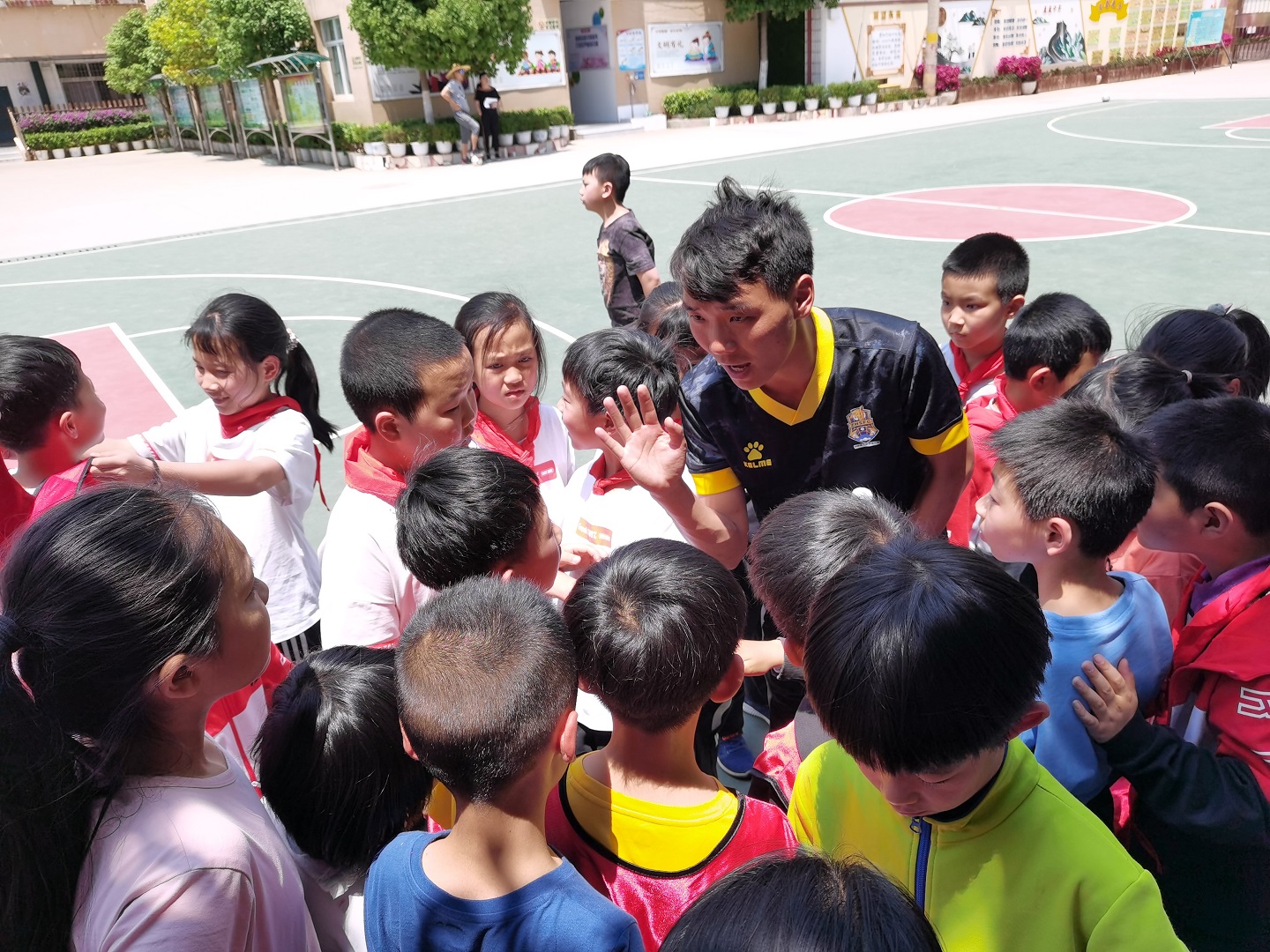 有限的场地无限的足球新迎二小首届班级足球联赛开幕