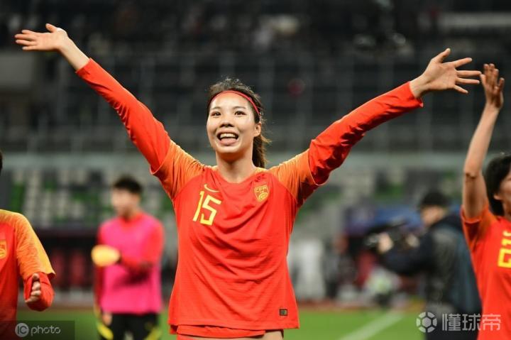 看到要抛贾导赶紧跑过去|中国女足|贾秀全|杨曼|山东体彩女足|懂球帝