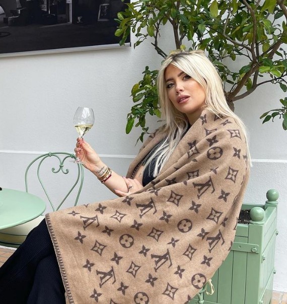 旺达-娜拉晒出了伊卡尔迪绝杀的瞬间,配文写着:"mi9,我的爱(红 )!!