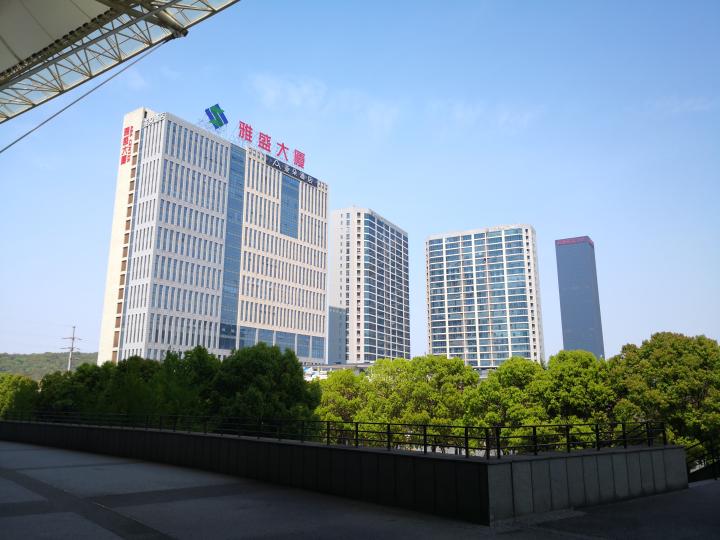 (站在体育场内平台看雅盛大厦和海澜财富中心)(左为f6看台出入口,右为