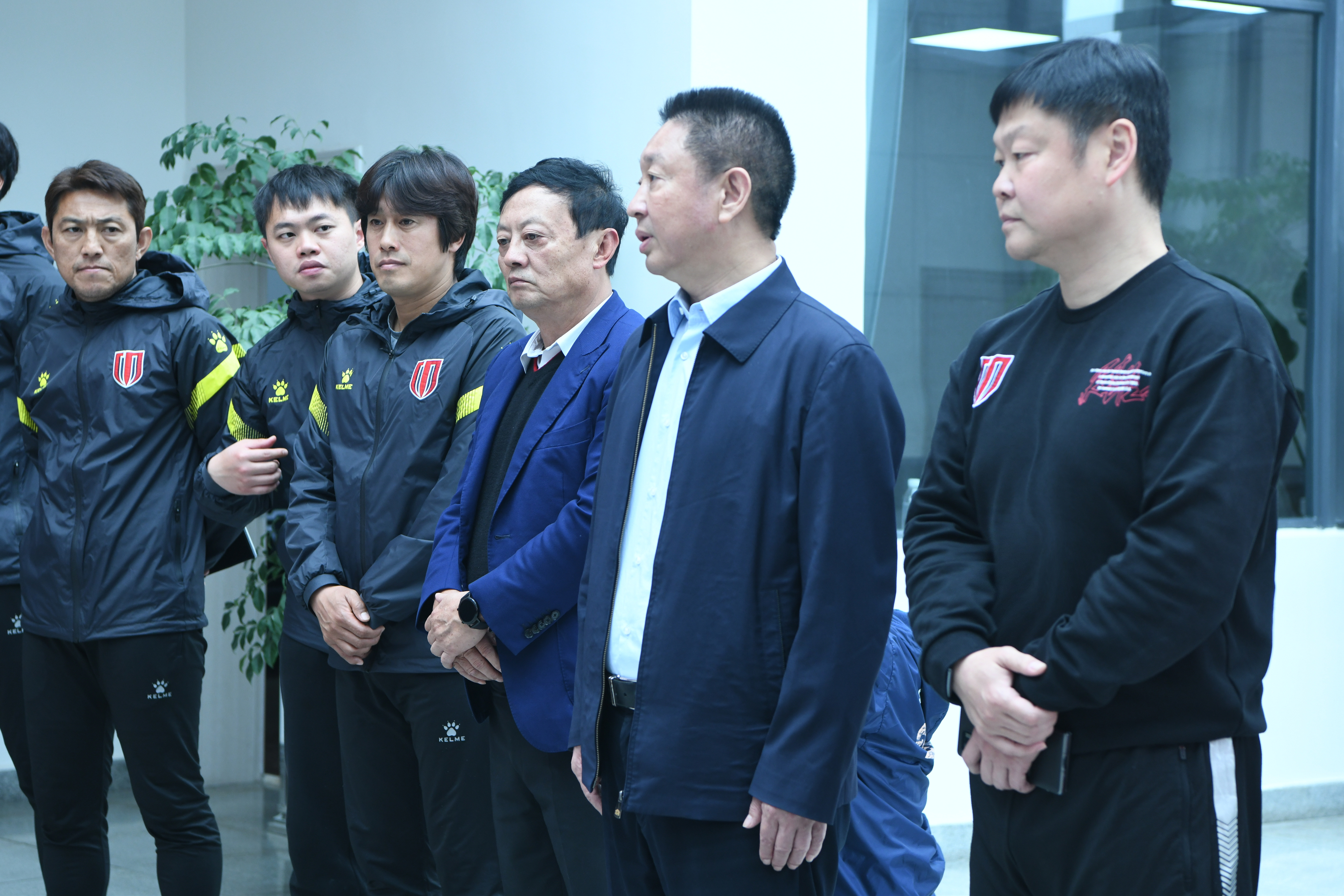 在俱乐部2021赛季中甲联赛赛前动员会上,任志能董事长代表集团向球队