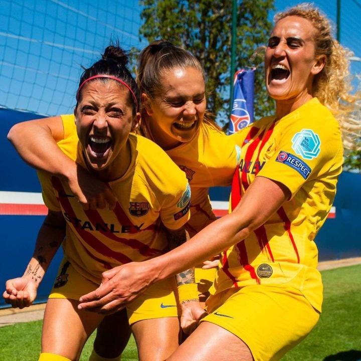 欧冠半决赛客场对阵巴黎圣日耳曼,巴萨女队的姑娘们.