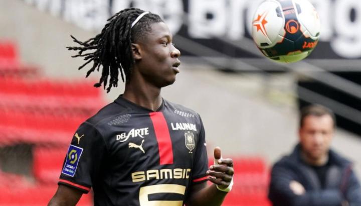 德天空拜仁为纳帅支付2000万欧转会费很难再签卡马文加了