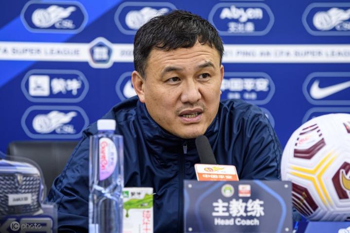 郝伟:球场有积水所以战术单一;徐新每天去健身房才减重成功