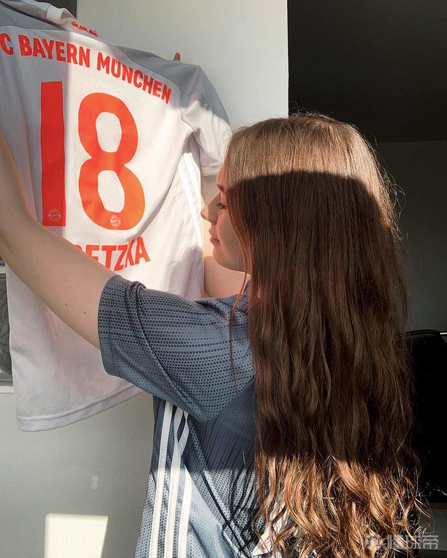 分享一位最爱磁卡的拜仁女球迷