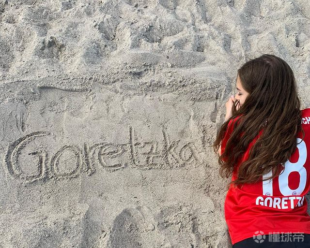 分享一位最爱磁卡的拜仁女球迷