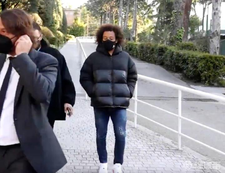 优享资讯 马塞洛投票站工作已结束 他将在今日随皇马全队一起飞往伦敦