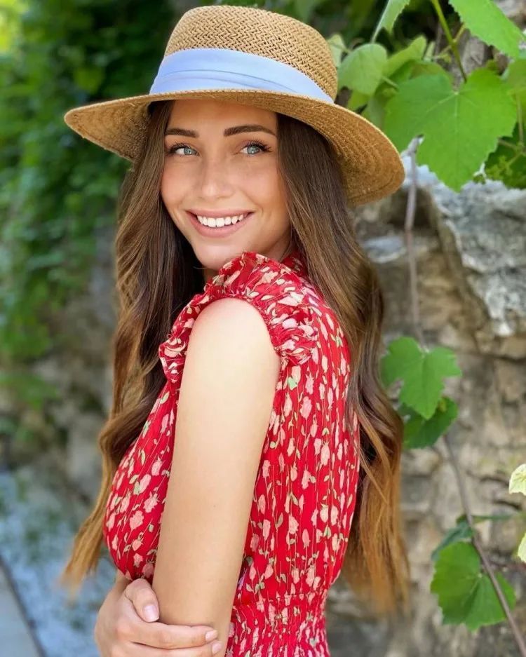 君子好逑法国球星托万的女友夏洛特